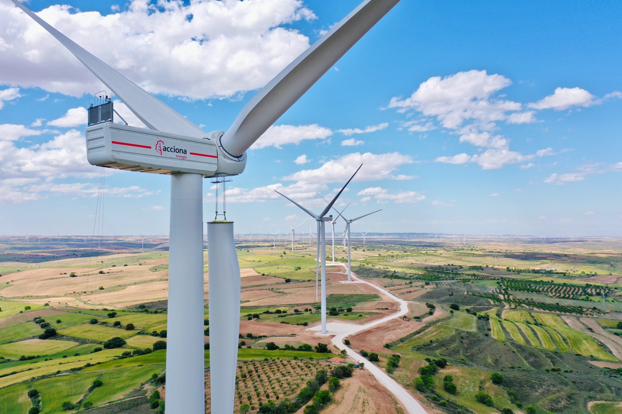 El BladeRunner de Nabrawind ejecuta el cambio de una pala de 20 toneladas en un parque de ACCIONA Energía