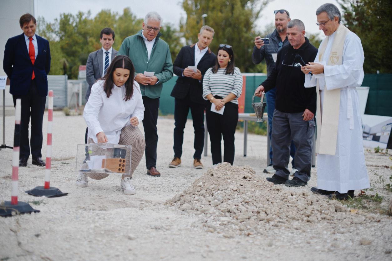 KoalaLifter Celebrates the Laying of the First Stone of Its New Technology Center in Egüés